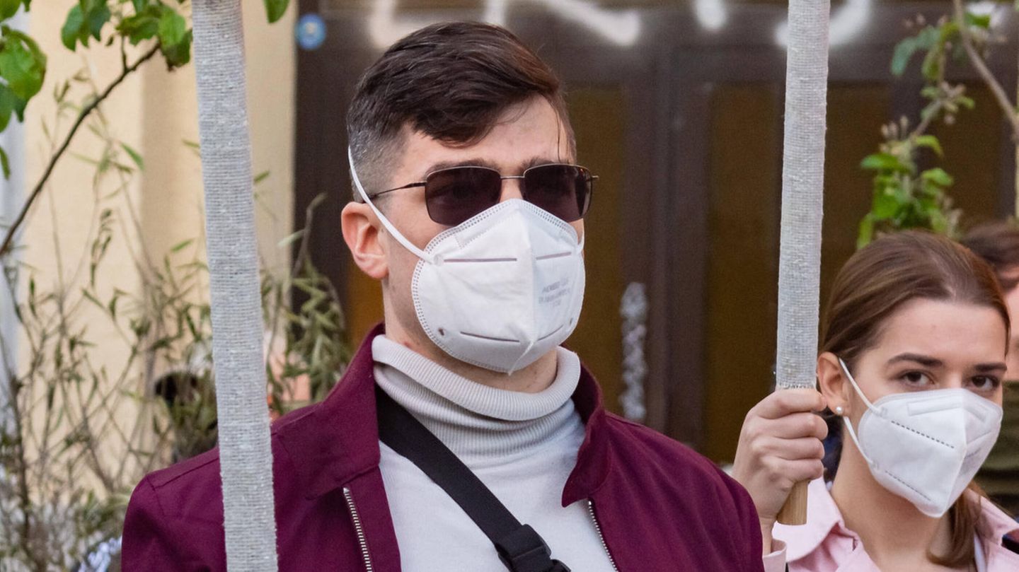 Martin Sellner trägt eine weinrote Jacke Martin Sellner trägt eine weinrote Jacke