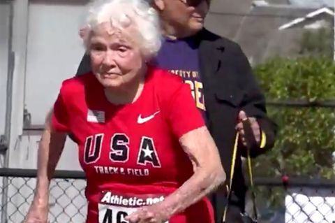 Weltrekord im Sprinten: Die 105 Jahre alte Julia Hawkins tritt in einem roten Trikot zum Sprint an.
