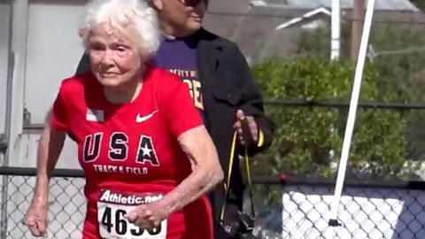 Weltrekord im Sprinten: Die 105 Jahre alte Julia Hawkins tritt in einem roten Trikot zum Sprint an.