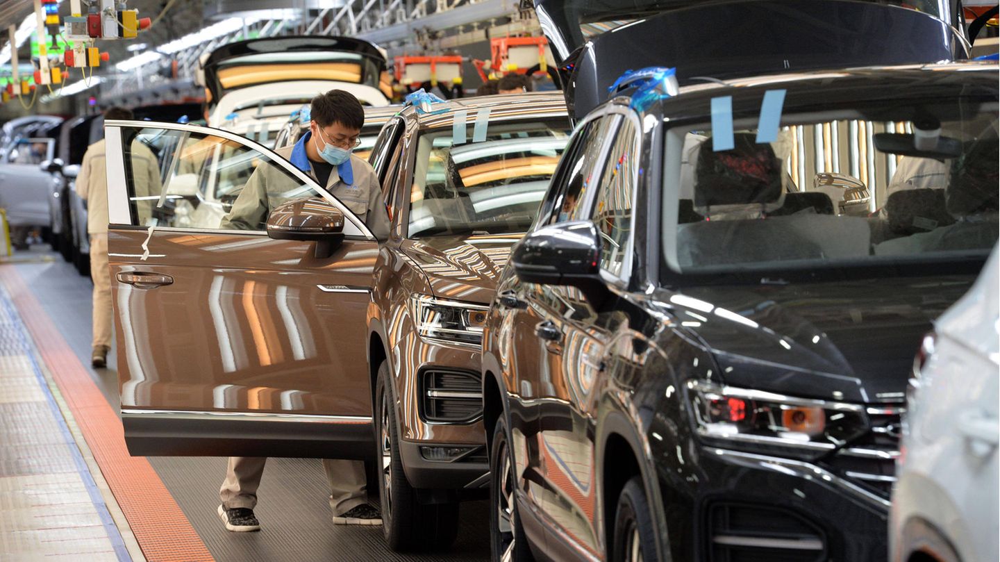 Ein Arbeiter im VW-Werk