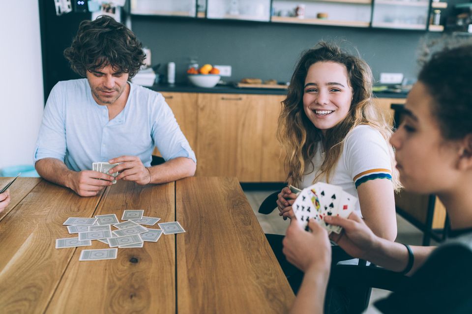 Junge Menschen beim Kartenspielen