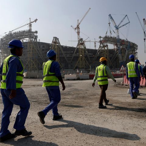 Arbeiter vor dem Lusail Stadion in Katar