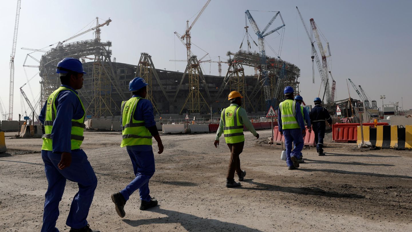 Amnesty International und Katar Arbeiter vor dem Lusail Stadion in Katar