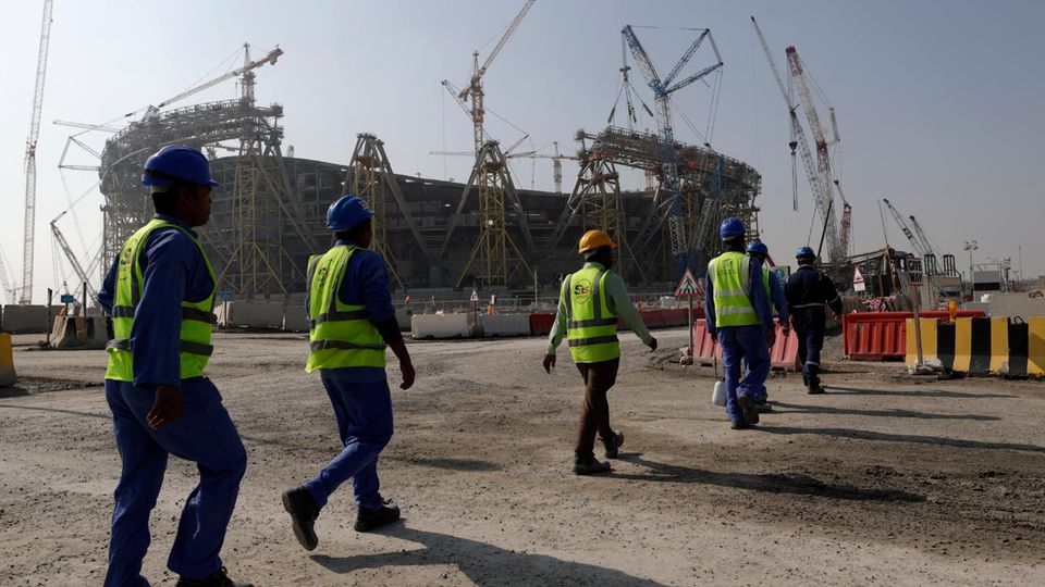 Arbeiter vor dem Lusail Stadion in Katar