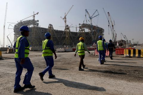 Arbeiter vor dem Lusail Stadion in Katar