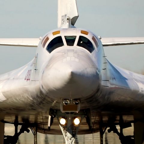 Ein russisches Tu-160-Flugzeug auf einem Flugplatz, bevor es im belarussischen Luftraum auf Patrouille geht