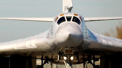 Ein russisches Tu-160-Flugzeug auf einem Flugplatz, bevor es im belarussischen Luftraum auf Patrouille geht