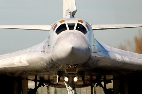 Ein russisches Tu-160-Flugzeug auf einem Flugplatz, bevor es im belarussischen Luftraum auf Patrouille geht