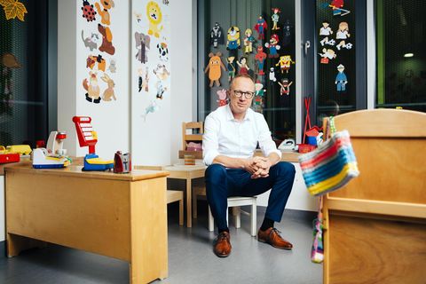 Prof. Ralf Rauch (FINAL) &gt;&gt; Kinderarzt Prof. Ralf Rauch posiert am 14.11.2021 im Spielzimmer der Rems-Murr-Klinik in Winnenden f  r ein Foto.