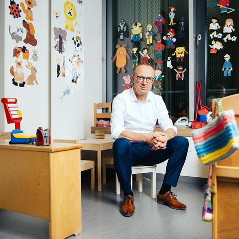 Prof. Ralf Rauch (FINAL) &gt;&gt; Kinderarzt Prof. Ralf Rauch posiert am 14.11.2021 im Spielzimmer der Rems-Murr-Klinik in Winnenden f  r ein Foto.