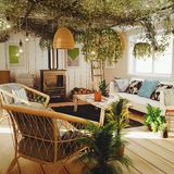 Die gute, alte Hängeampel ist zurück: Pflanzen hängt man nun wieder an die Decke. Kombiniert mit Leuchtmitteln sorgt das für tolle Effekte und sehr natürliche Gemütlichkeit. Auch hier gilt: Kombinieren Sie gerne  einige Hängetöpfe und herunterrankende Pflanzen, um dem Raum Tiefe zu geben.