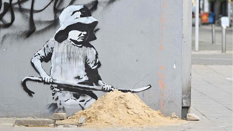 In Lowestoft sprühte Banksy ein sandburgbauendes Kind an eine Wand