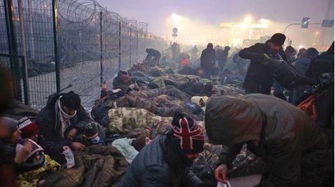 Migranten aus dem Nahen Osten harren seit Tagen an der belarussisch-polnischen Grenze aus