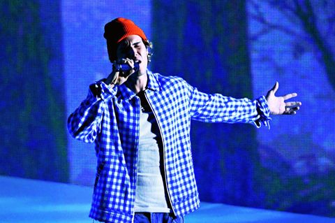 Justin Bieber performt auf einer Bühne