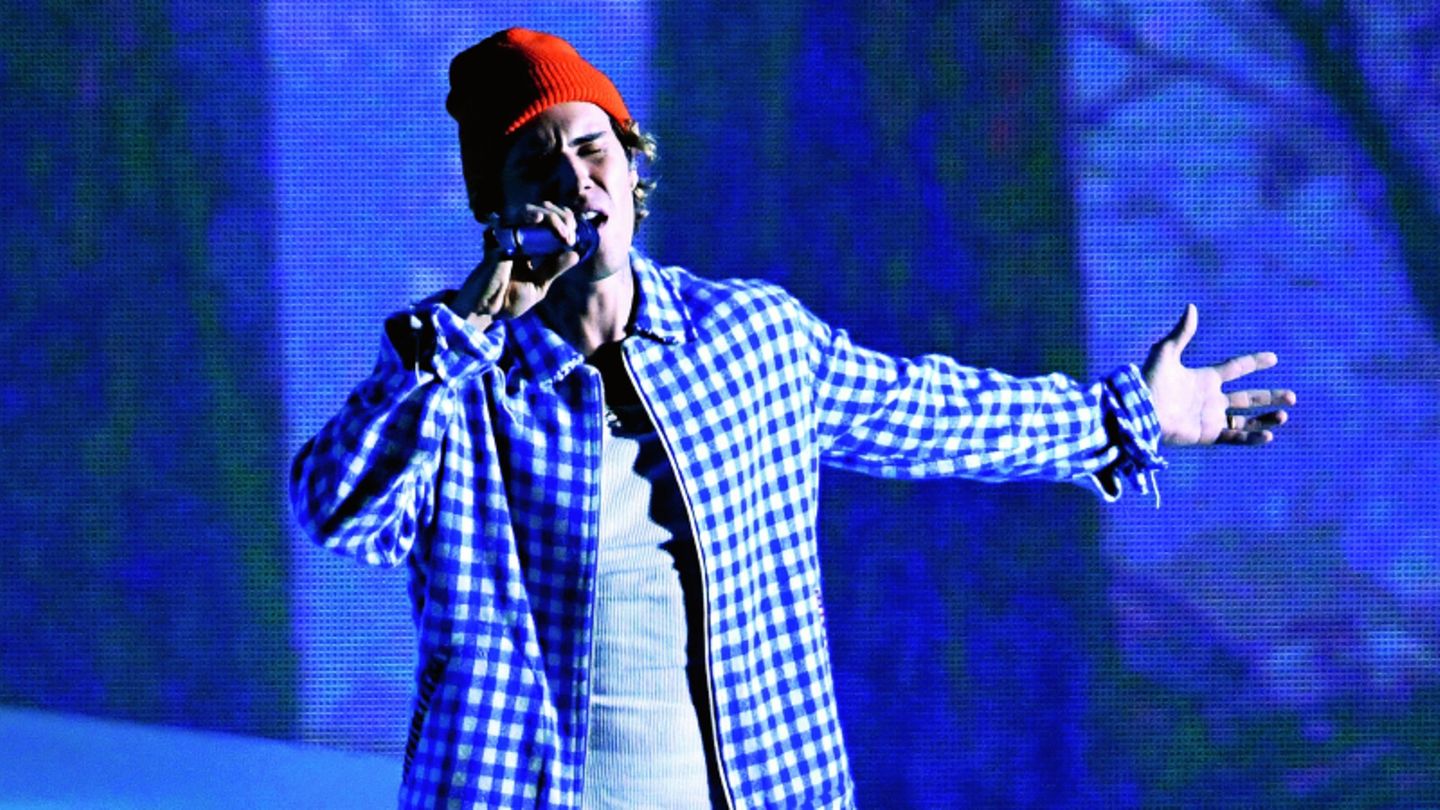 Justin Bieber performt auf einer Bühne