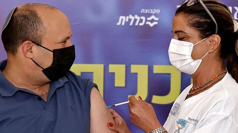 Israels Premierminister Naftali Bennett bekam seine Boosterimpfung bereits im August