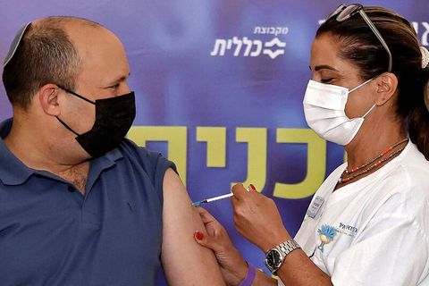 Israels Premierminister Naftali Bennett bekam seine Boosterimpfung bereits im August