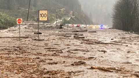 Der überflutete Highway 1 zwischen Popkum and Hope in der Provinz British Columbia in Kanada