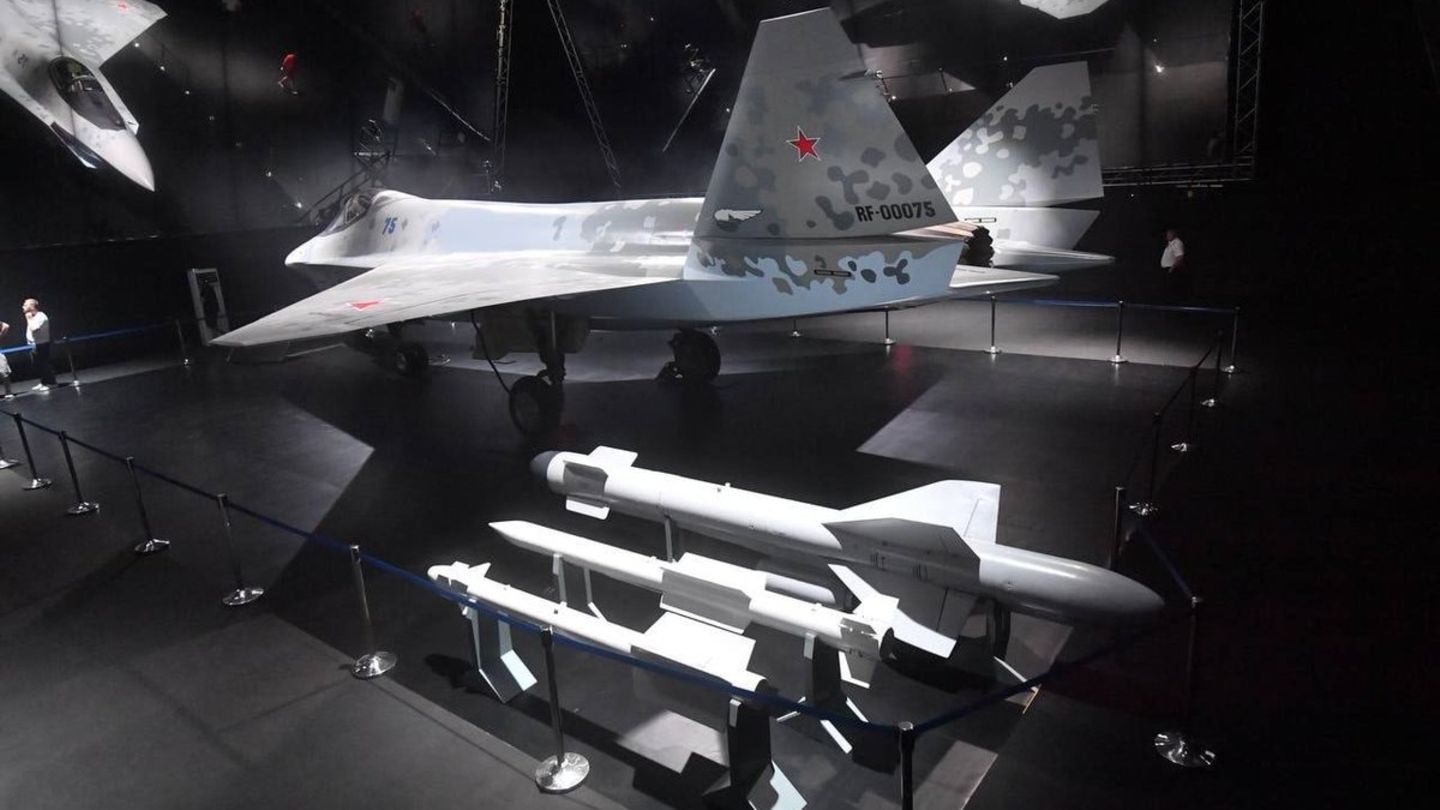 Die Su-75 wurde mit einem ganzen Arsenal an Waffen ausgestellt.
