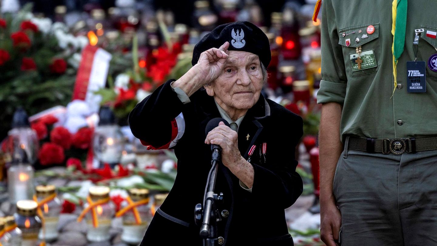 94-year-old Antifa elderly woman fights against right-wing extremists in Warsaw