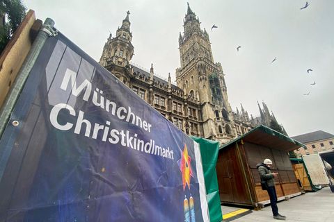 Aufbau Münchner Christkindlmarkt auf dem Marienplatz in München