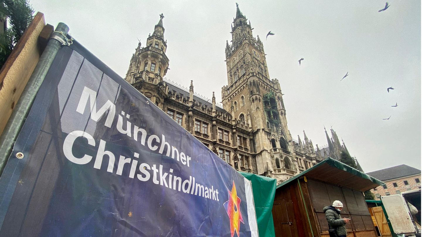 Aufbau Münchner Christkindlmarkt auf dem Marienplatz in München