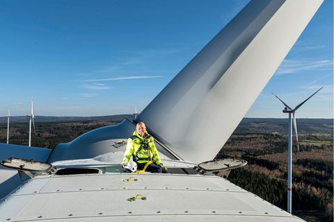 Energiemanager Frank Brösse auf einer Vestas V112: Er brauchte elf Jahre für den Bau von sieben Windkraftanlagen, die der Stadt Aachen Strom liefern.
