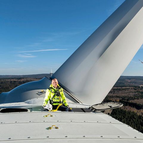 Energiemanager Frank Brösse auf einer Vestas V112: Er brauchte elf Jahre für den Bau von sieben Windkraftanlagen, die der Stadt Aachen Strom liefern.