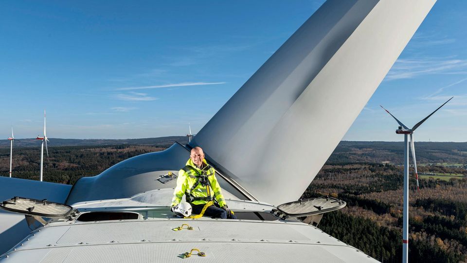 Energiemanager Frank Brösse auf einer Vestas V112: Er brauchte elf Jahre für den Bau von sieben Windkraftanlagen, die der Stadt Aachen Strom liefern.