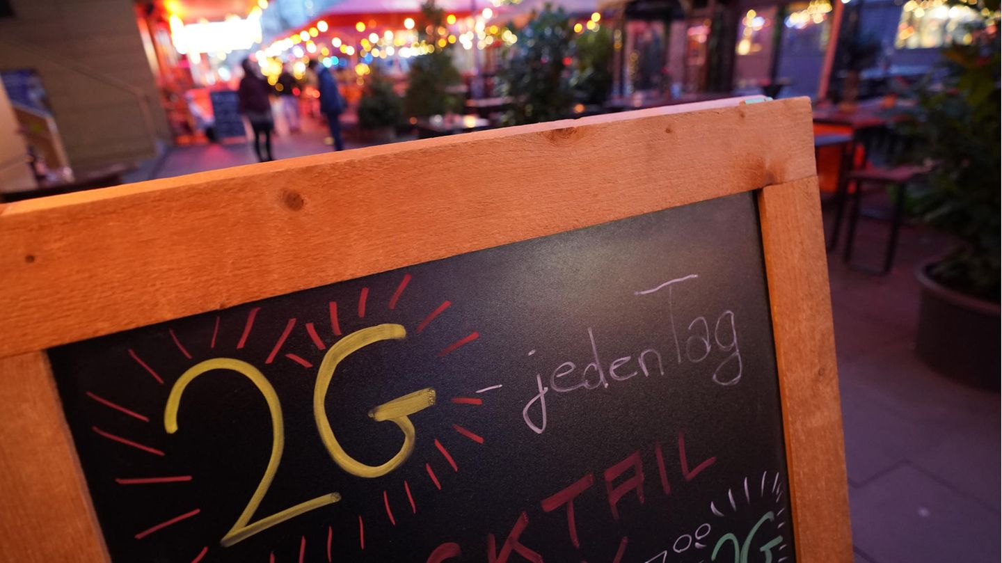 Schild mit 2G Beschränkungen am Spielbudenplatz.