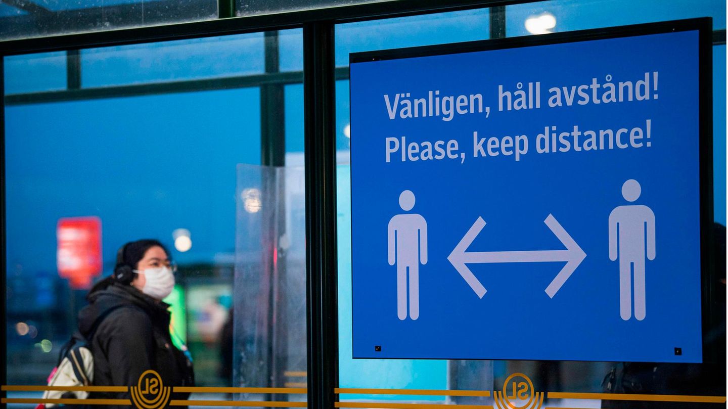 Ein Schild weist in Stockholm auf Abstandsregeln hin