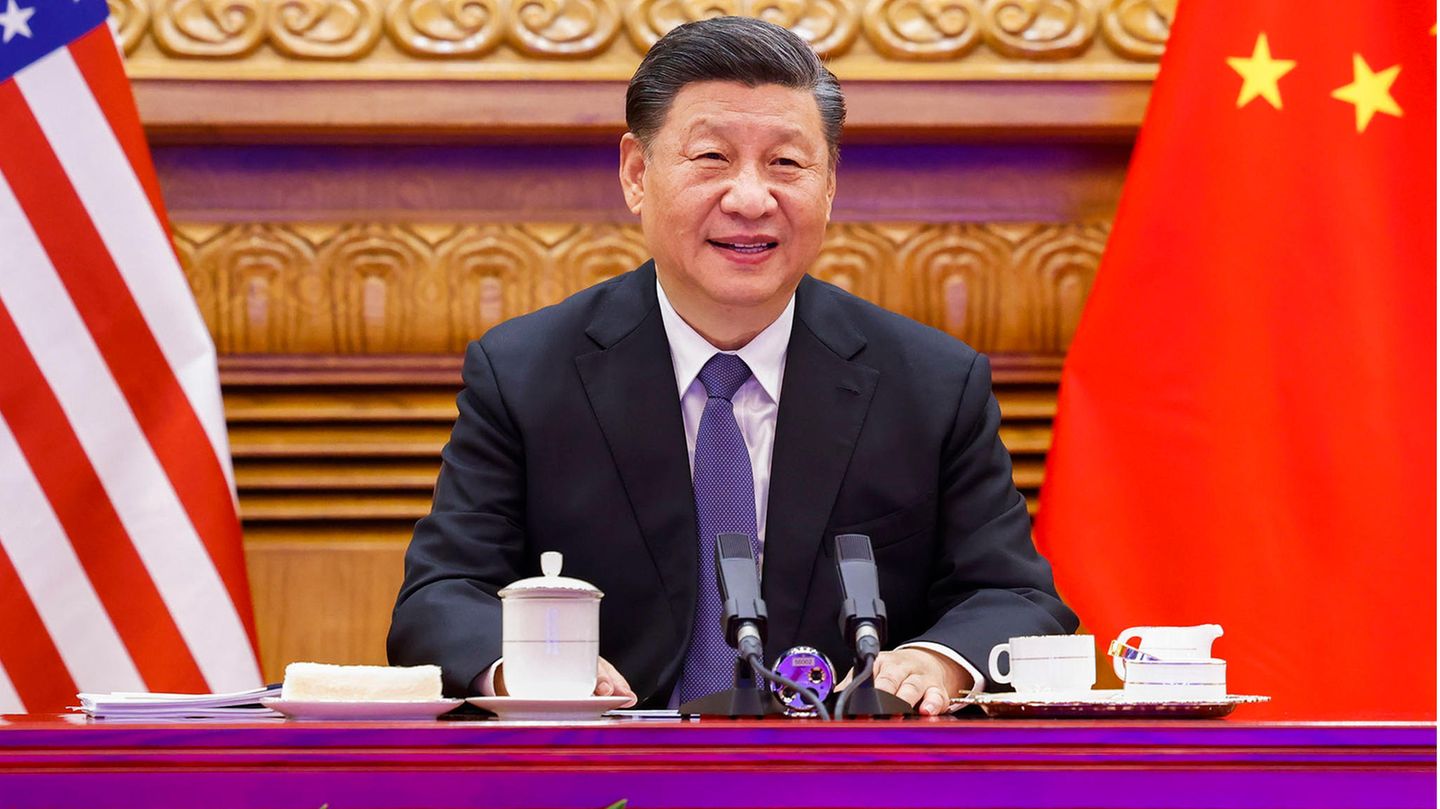 Portrait von Chinas Staatschef Xi Jinping Portrait von Chinas Staatschef Xi Jinping