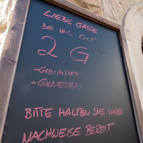 Vor einem Restaurant im Stuttgarter Westen hängt ein Schild