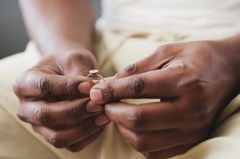 Bei der Eheschließung waren sowohl Braut als auch Bräutigam jeweils allein zu Hause