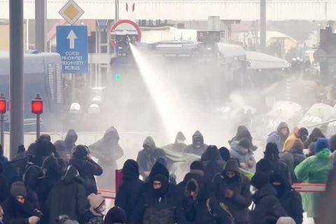 Video: Wasserwerfer gegen Migranten