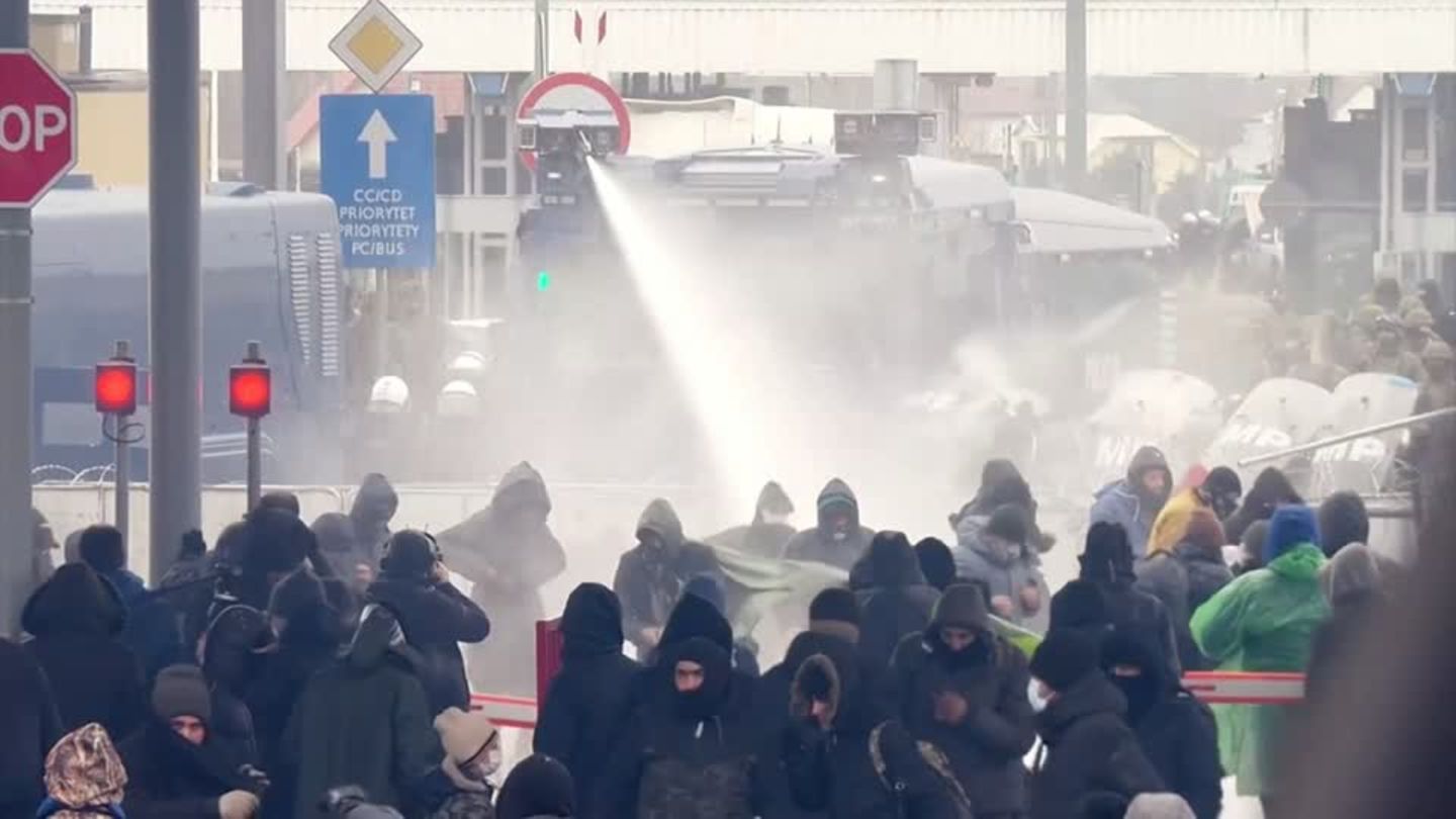 Video: Wasserwerfer gegen Migranten