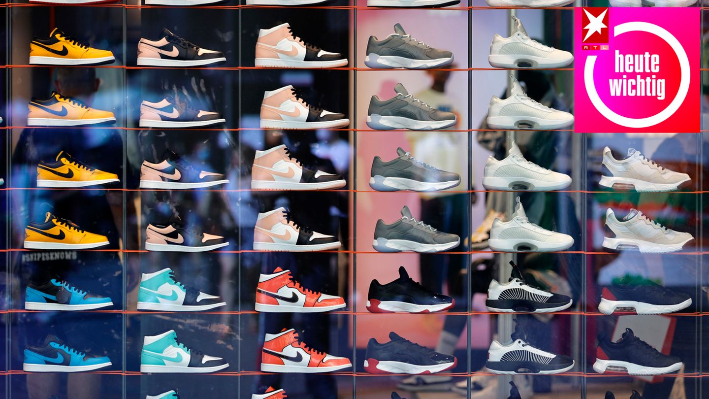 Sneaker verschiedener Schuhhersteller stehen in einem Schaufenster