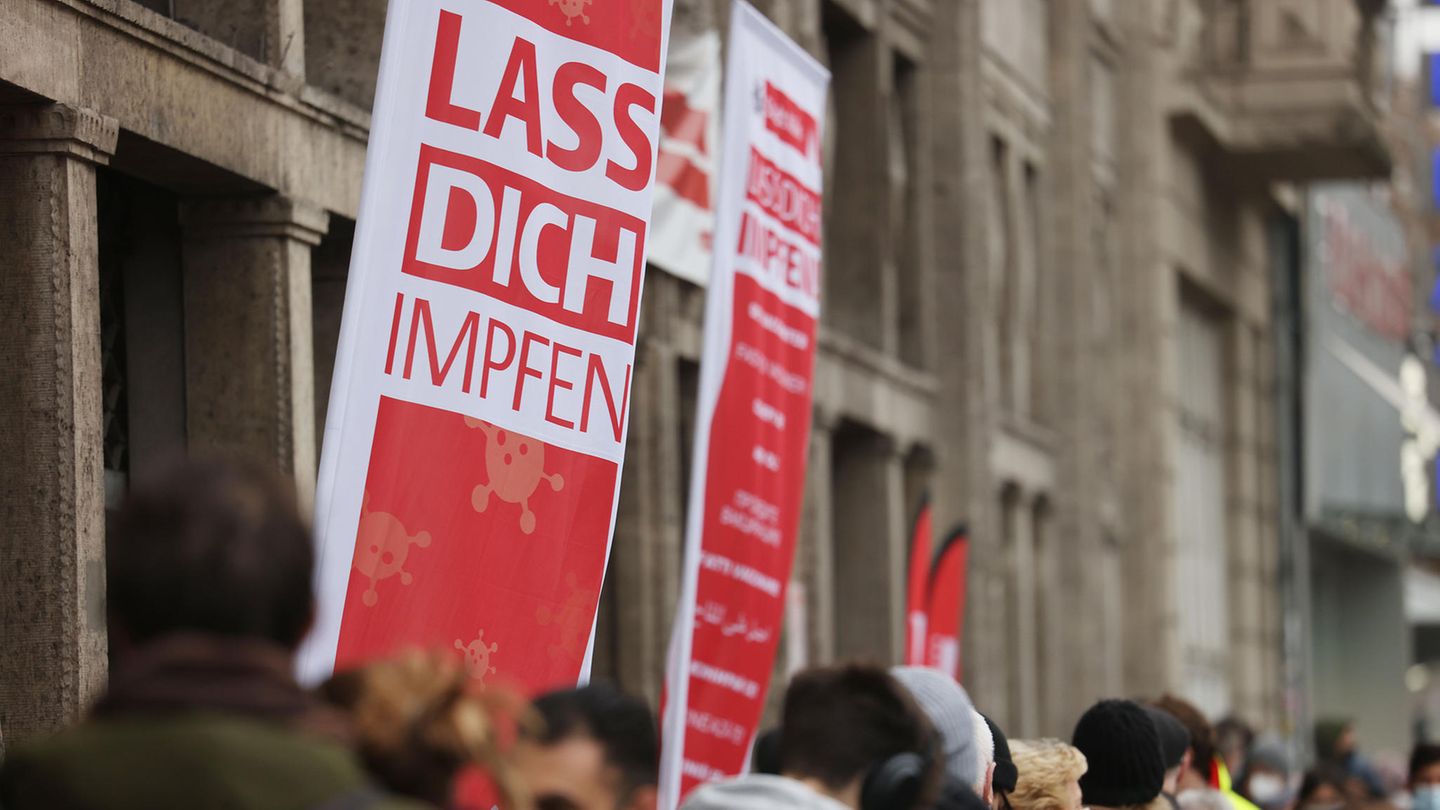 Neuer Höchststand: RKI meldet Rekordwert bei täglichen Neuinfektionen: Inzidenz steigt auf 319 – Ungeimpfte infizieren sich am häufigsten