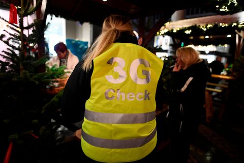 Personal kontrolliert die 3G-Nachweise auf dem Weihnachtsmarkt