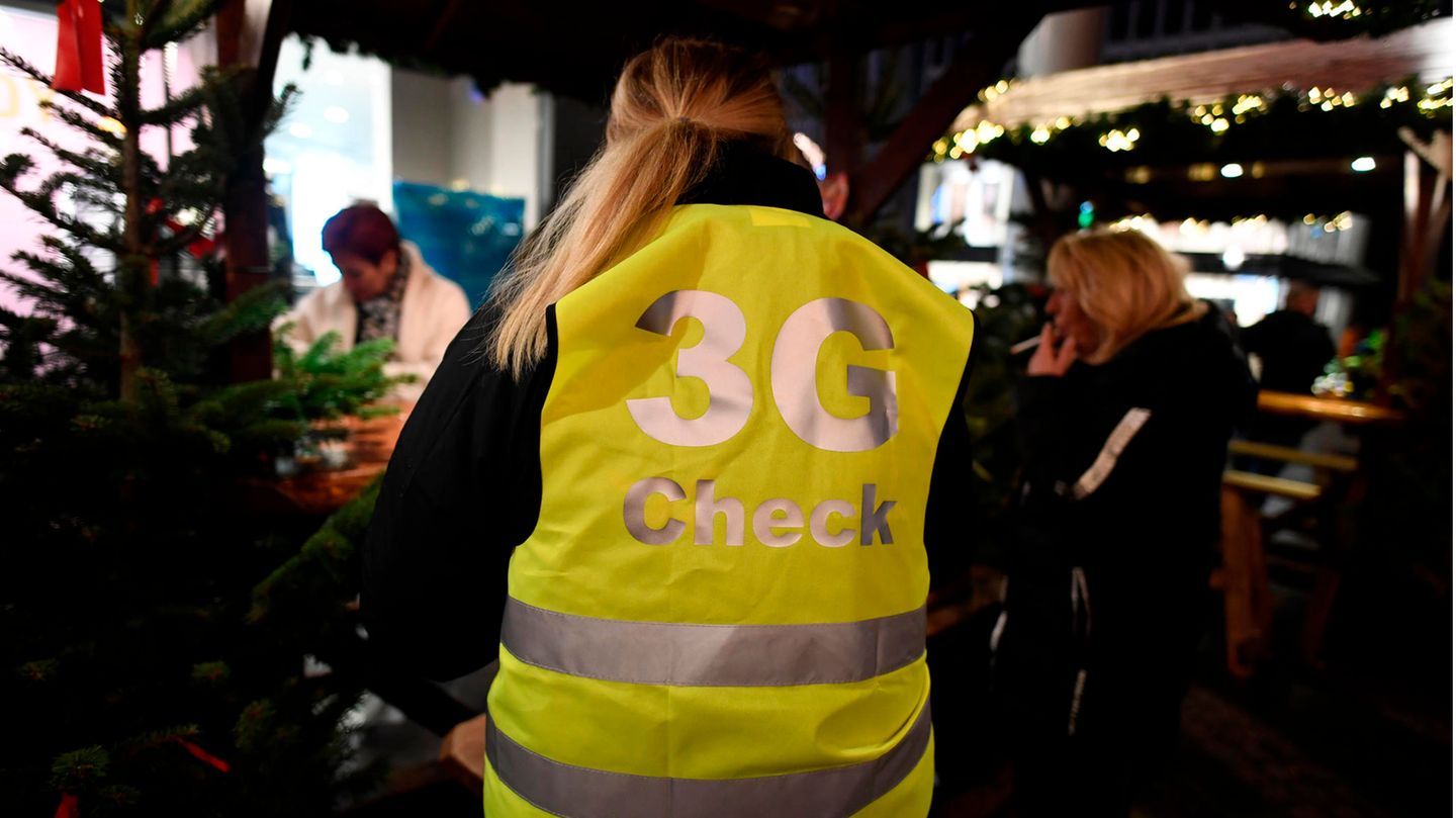 Personal kontrolliert die 3G-Nachweise auf dem Weihnachtsmarkt