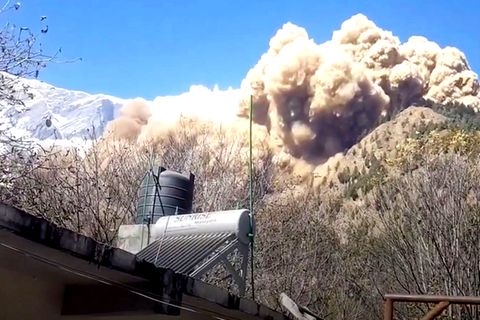 Mächtige Lawine im Himalaya - Dorfbewohner rennen um ihr Leben