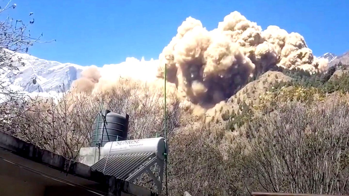 Augenzeugen-Video: "Oh my god!" – Dorfbewohner fliehen vor gigantischer Lawine im Himalaya