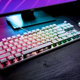 Roccat Vulcan TKL Pro  Wie die Tastatur im Büro aussieht, dürfte den meisten Menschen völlig egal gewesen sein. Muss halt funktionieren, Punkt. Doch seit dem Millionen ihr Büro in die eigenen vier Wände verlegen mussten,  werden andere Maßstäbe in Sachen Ästhetik angelegt. Die neu eingerichtete Arbeitsecke im Wohnzimmer, Flur oder Keller darf sich ruhig präsentabel in das Mobiliar einfügen. Apple hat das immer schon erkannt. Mit der Roccat Vulcan TKL Pro kann man sich nun auch als Windows-User ein wenig Apple-Gefühl ins Home Office holen.  Die weiße Tastatur aus gebürstetem Aluminium ist ein echter Hingucker. Die optischen Tasten vermitteln das Tippen auf einer mechanischen Tastatur, wobei die Signale optisch weitergeleitet werden. Die Beleuchtung der freistehenden Tasten ist nicht nur ein optisches Gimmick. Über den umfangreichen Treiber lassen Profile für Programme erstellen, bei denen dann zum Beispiel Shortcut-Tasten farblich hervorgehoben werden. Ohne Nummernblock, ist die Vulcan TKL nicht nur dünn, sondern auch schmal. Perfekt für kleine Schreibtische. 