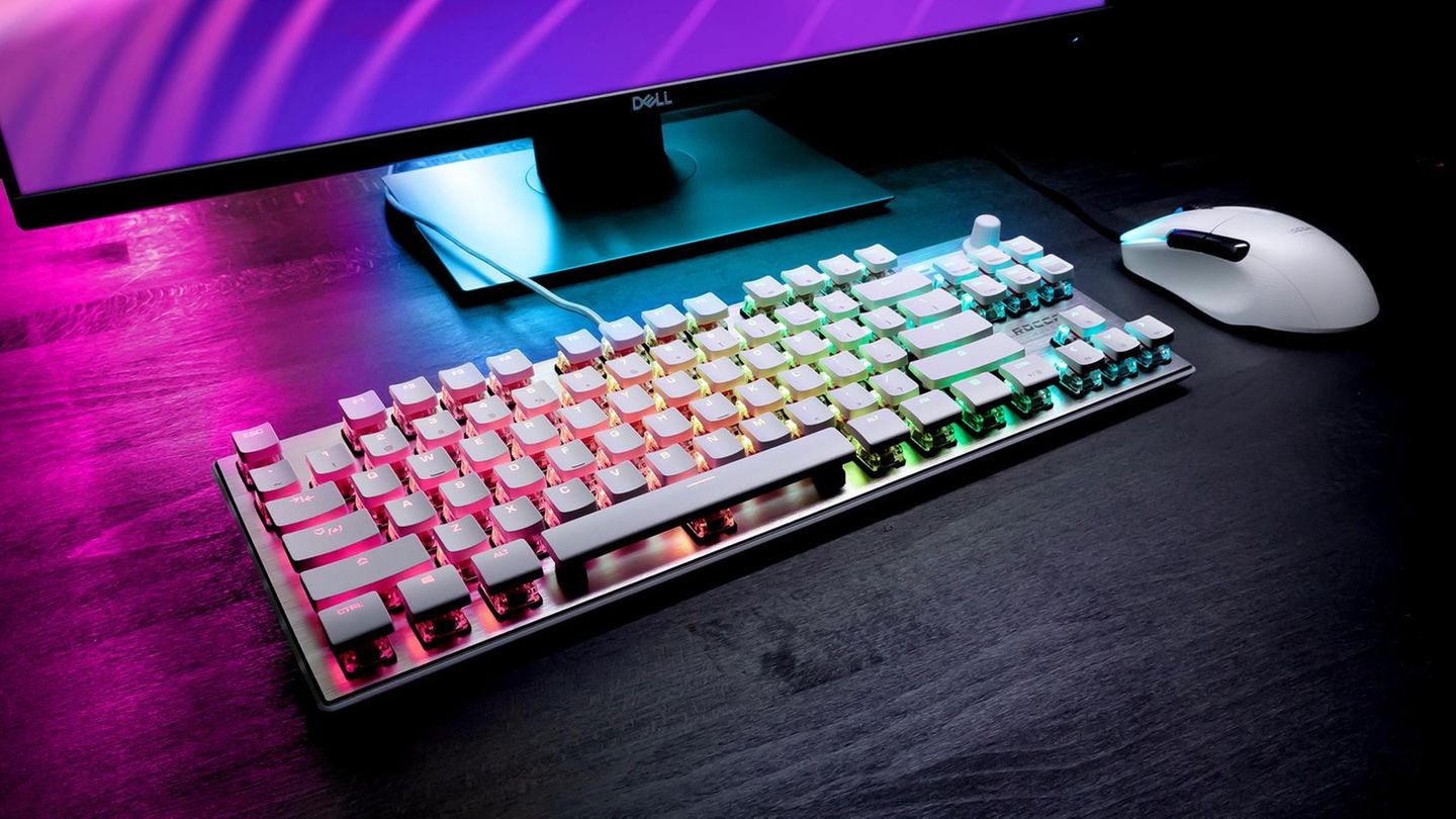 Roccat Vulcan TKL Pro  Wie die Tastatur im Büro aussieht, dürfte den meisten Menschen völlig egal gewesen sein. Muss halt funktionieren, Punkt. Doch seit dem Millionen ihr Büro in die eigenen vier Wände verlegen mussten,  werden andere Maßstäbe in Sachen Ästhetik angelegt. Die neu eingerichtete Arbeitsecke im Wohnzimmer, Flur oder Keller darf sich ruhig präsentabel in das Mobiliar einfügen. Apple hat das immer schon erkannt. Mit der Roccat Vulcan TKL Pro kann man sich nun auch als Windows-User ein wenig Apple-Gefühl ins Home Office holen.  Die weiße Tastatur aus gebürstetem Aluminium ist ein echter Hingucker. Die optischen Tasten vermitteln das Tippen auf einer mechanischen Tastatur, wobei die Signale optisch weitergeleitet werden. Die Beleuchtung der freistehenden Tasten ist nicht nur ein optisches Gimmick. Über den umfangreichen Treiber lassen Profile für Programme erstellen, bei denen dann zum Beispiel Shortcut-Tasten farblich hervorgehoben werden. Ohne Nummernblock, ist die Vulcan TKL nicht nur dünn, sondern auch schmal. Perfekt für kleine Schreibtische. 