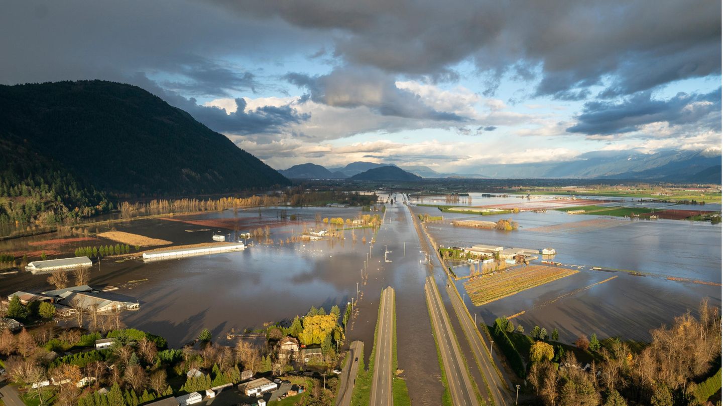 Kanada, Abbotsford: Hochwasser auf dem Highway 1