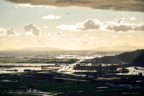 Diese Aufnahme zeigt das Ausmaß der Fluten in Abbotsford und auf dem Highway 1