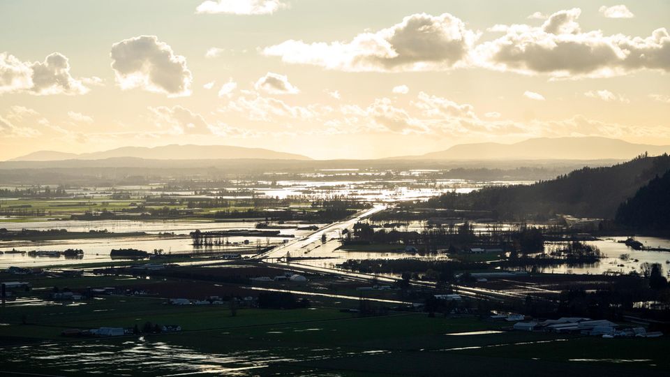 Diese Aufnahme zeigt das Ausmaß der Fluten in Abbotsford und auf dem Highway 1
