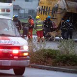 Rettungskräfte helfen Flutopfern beim Aussteigen aus einem Hubschrauber, während ein Krankenwagen abfährt