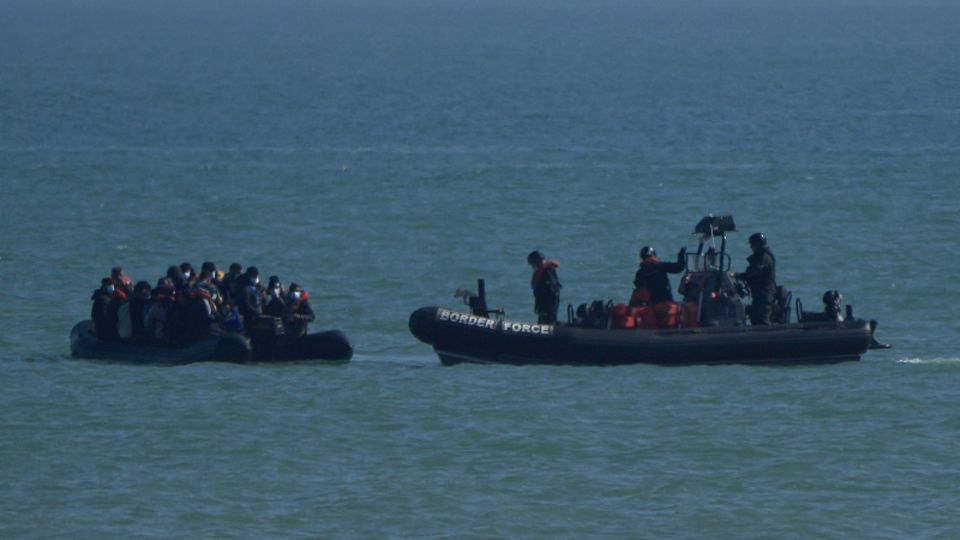 Ein Patrouillenboot der britischen Border Force fängt vor der Küste von Dungeness ein Boot mit mutmaßlichen Migranten ab 
