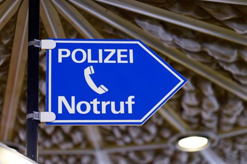 Hinweisschild auf eine Notrufsäule an einer U-Bahnhaltestelle.